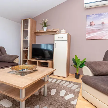 3 Bedroom Gorgeous In Appartement *
