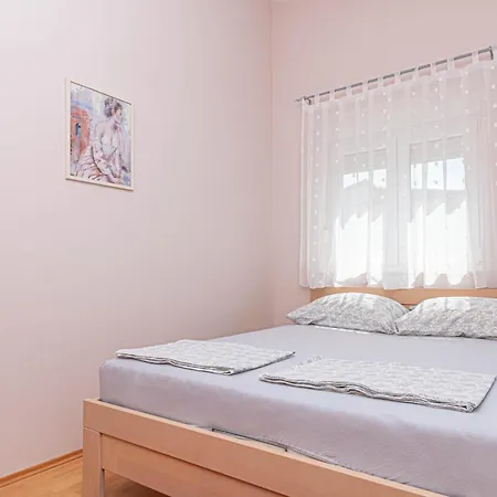 3 Bedroom Gorgeous In Appartement *