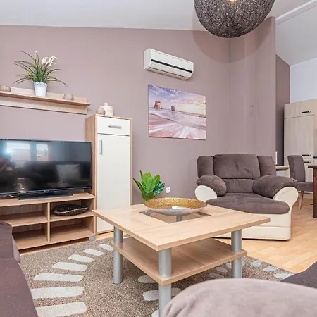 3 Bedroom Gorgeous In Appartement Vodice